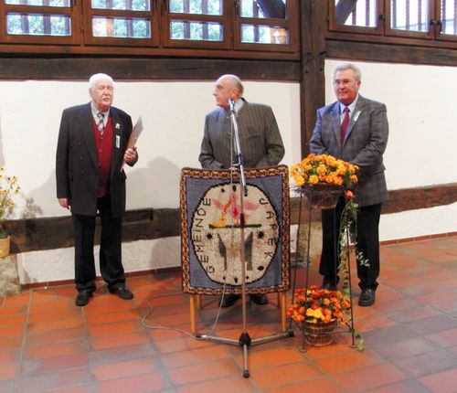(v. links:) Michael Schmidt nach seiner Ernennung zum neuen Ehrenvorsitzenden des OA Jarek mit Franz Morgenthaler bei der “Laudatio” und unser neuer OA-Vorsitzender Michael Rettinger.