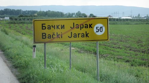 Bild 28:  . . . und viel zu schnell ist für alle die Zeit vergangen: die Ortsende-Tafel von Bački Jarak in Richtung Novi Sad . . .