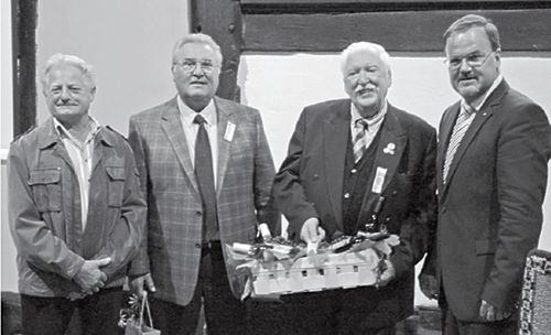 Dank für eine gute und langjährige Zusammenarbeit mittels eines Weinpräsentes aus dem Neuffener Tal. ( v.l.n.r.:) zweiter stellvertretender Bürgermeister Dieter Oswald, Michael Rettinger, Michael Schmidt und Bürgermeister Erich Hartmann.