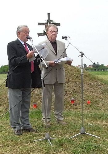 Hans Supritz und Stefan Barth (Futok), der alle Reden ins Serbische übersetzte, bei der Begrüßung der Gäste.