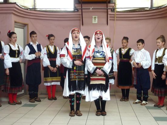 Die Jugend-Kultur- und Folkloregruppe aus Bački Jarak, Serbien/Vojvodina bei einem Auftritt.