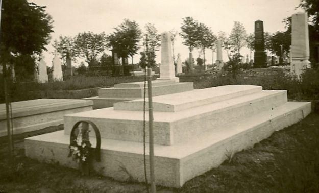 Ansicht vom Jareker Friedhof mit Familiengruft der Familie Wallrabenstein, (Rudolfsgasse)1942