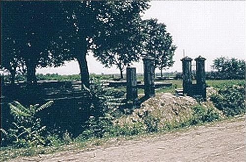 Das Eingangstor des Jareker Friedhofs im Jahr 1966, dahinter einige Gruften