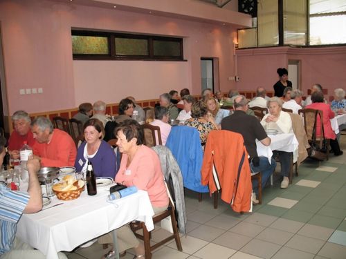Bild 18:  Beim gemeinsamen festlichen Mittagessen im “großen Gasthaus” in der ehemaligen Jareker Kreuzgasse . . .