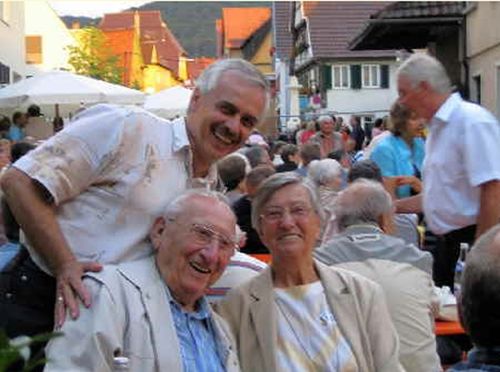 Ein Foto vom 12. Juli 2008:  Dorothea Renner , unsere “Dorthi”, beim 1. Beurener Brunnen- und Brunnen-Einweihungs-Fest, so wie sie war, immer mitten drinnen in geselliger Runde mit ihrem Michel (und mit OA-Mitglied Reinhard Rieß).